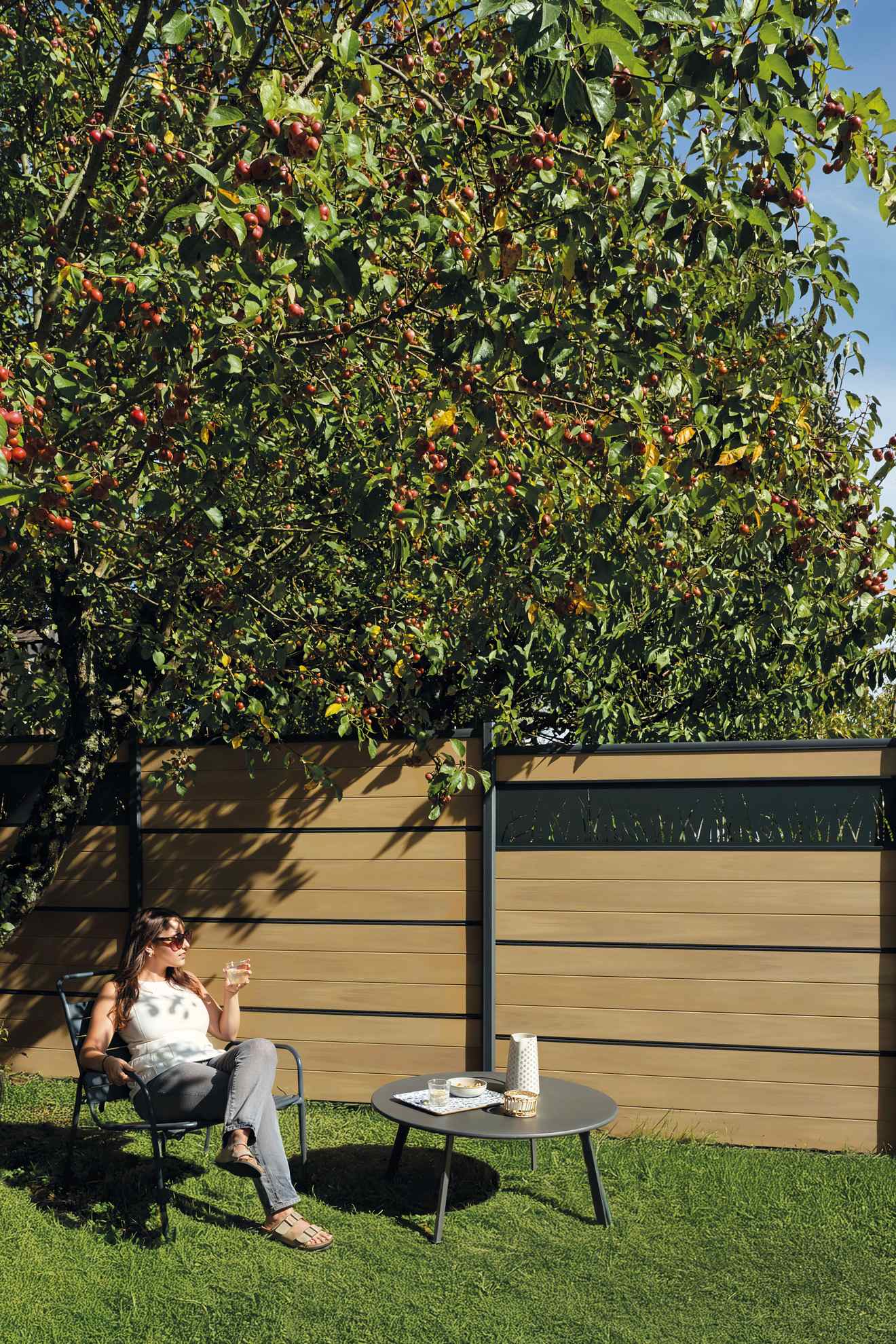 Lame écran composite chêne, jeune femme dans son transat