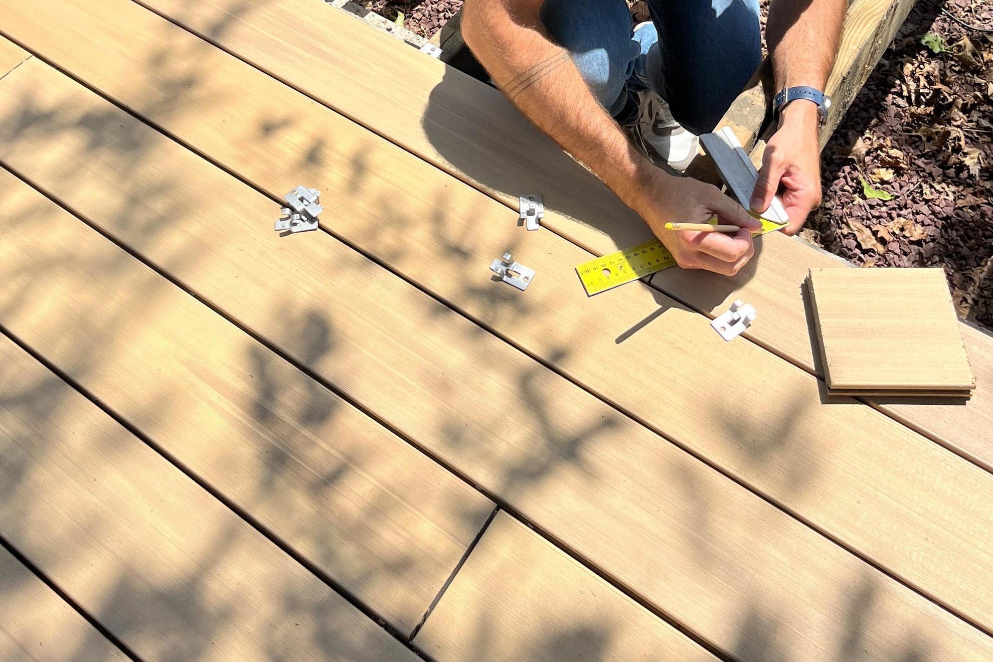 Installation de lames de terrasse en bois composite avec clips de fixation