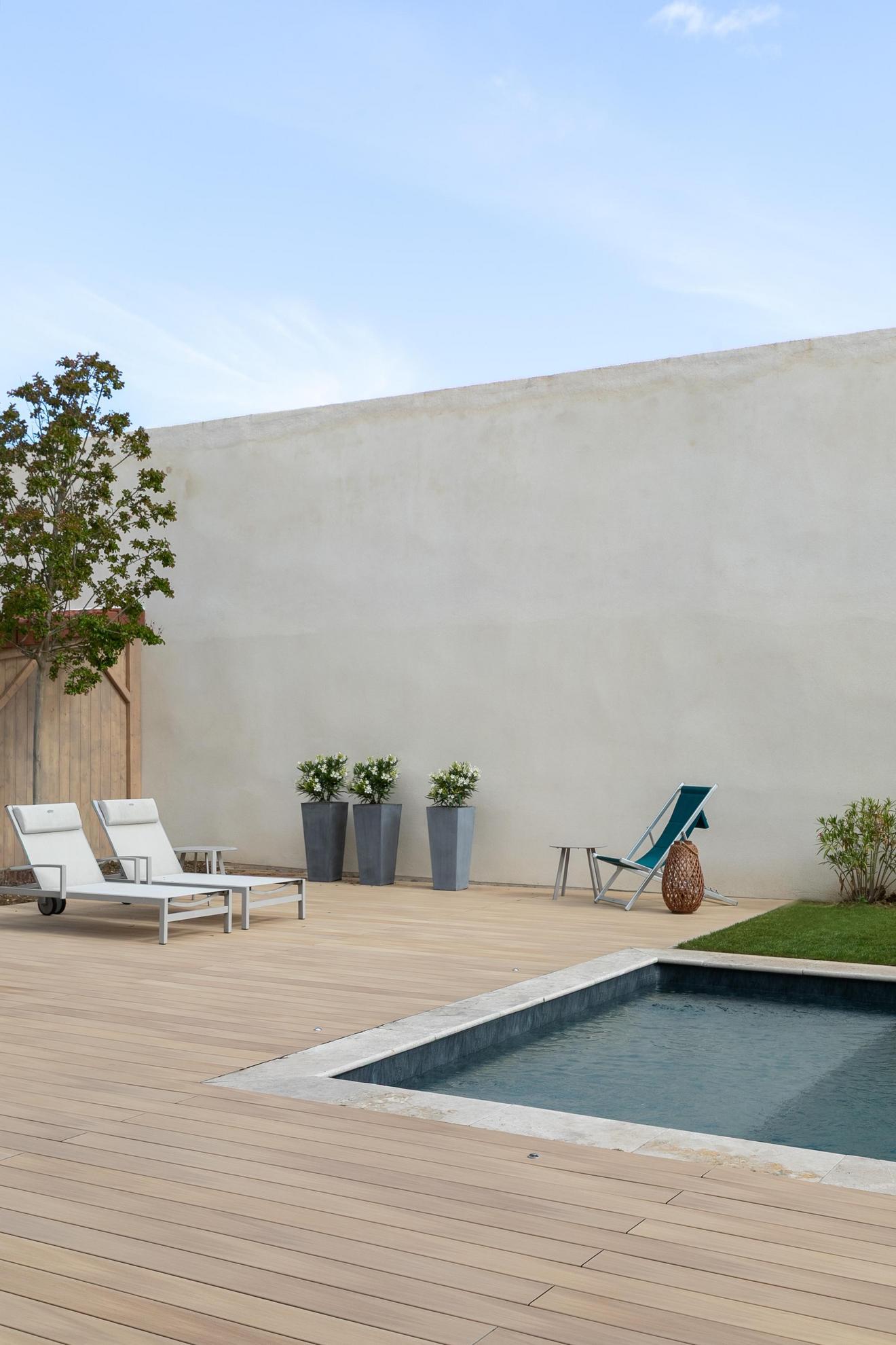 2 transats sur une terrasse nuances chene clair de Silvadec et piscine avec margelle