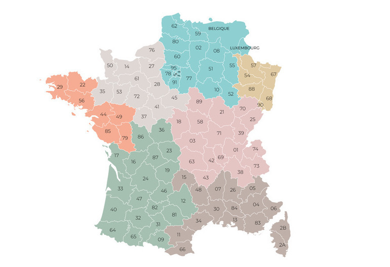 Voici une balise alt optimisée pour cette image : Copyalt="Carte de France, Belgique et Luxembourg avec code couleur par région commerciale Silvadec - Affichage des départements numérotés et zones de distribution