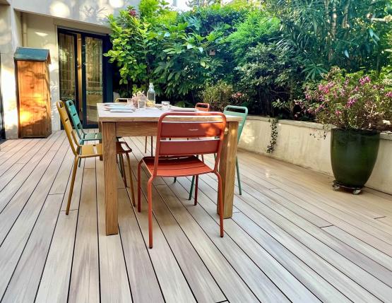 salon de jardin sur une terrasse lumineuse en lames nuances chêne clair de Silvadec
