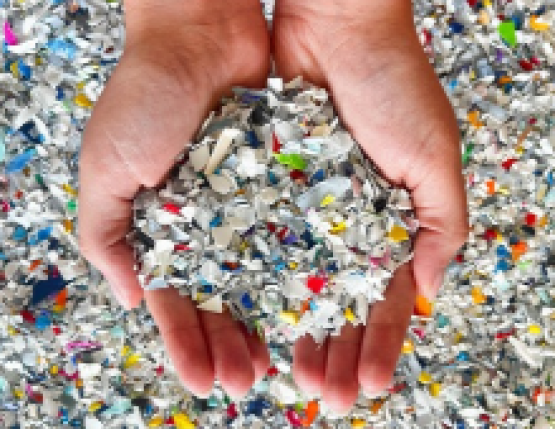 image de pailettes de plastique recyclés dans l'usine de recyclage Heuliad