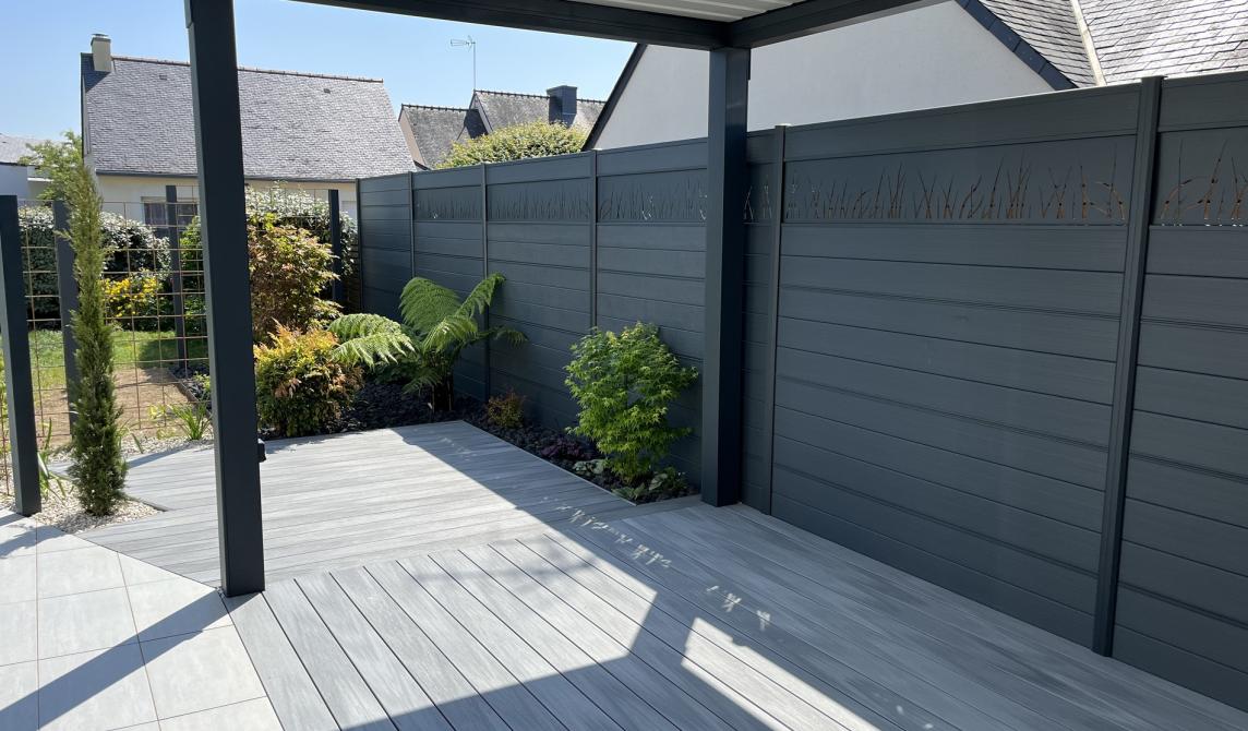 clôture aluminum gris anthracite et terrasse silvadec