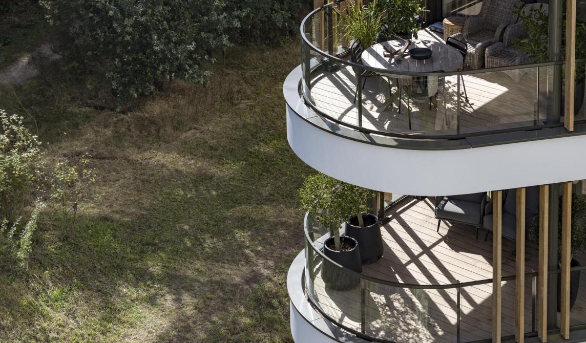 Deux terrasses balcon en bois composite brun