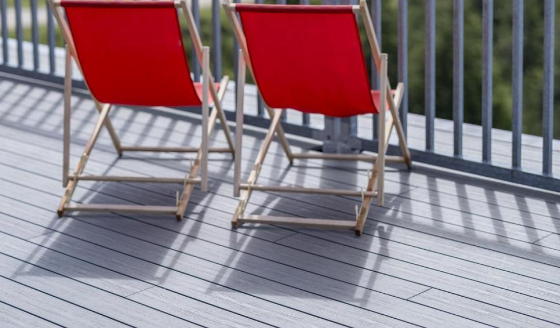 Deux chaises longues sur un balcon composite gris clair