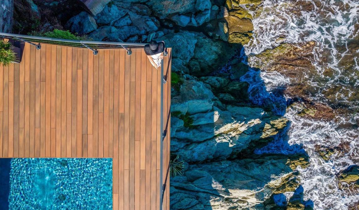 Terrasse en bois composite avec piscine de la Villa Cyrnos en Corse - Aménagement extérieur contemporain avec vue mer