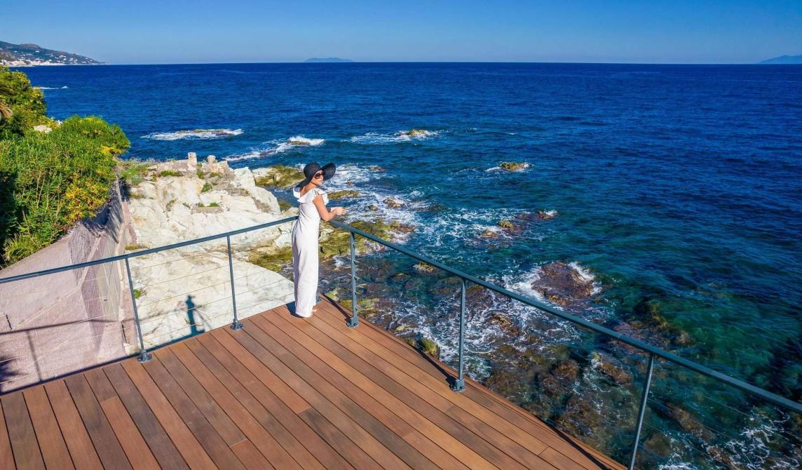 Terrasse en bois composite avec piscine de la Villa Cyrnos en Corse - Aménagement extérieur contemporain avec vue mer