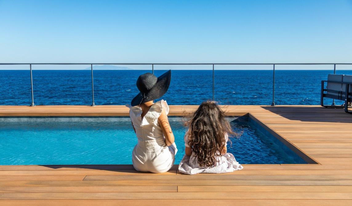 Terrasse en bois composite avec piscine de la Villa Cyrnos en Corse - Aménagement extérieur contemporain avec vue mer et montagne