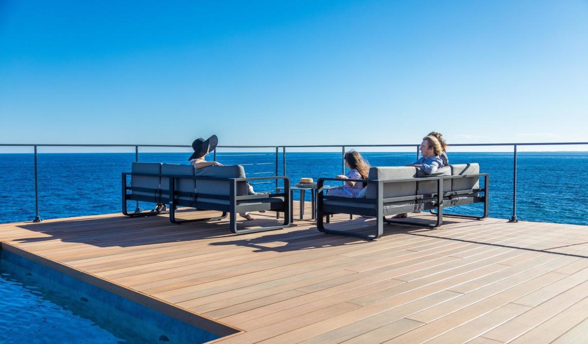 Terrasse en bois composite avec piscine de la Villa Cyrnos en Corse - Aménagement extérieur contemporain avec vue mer