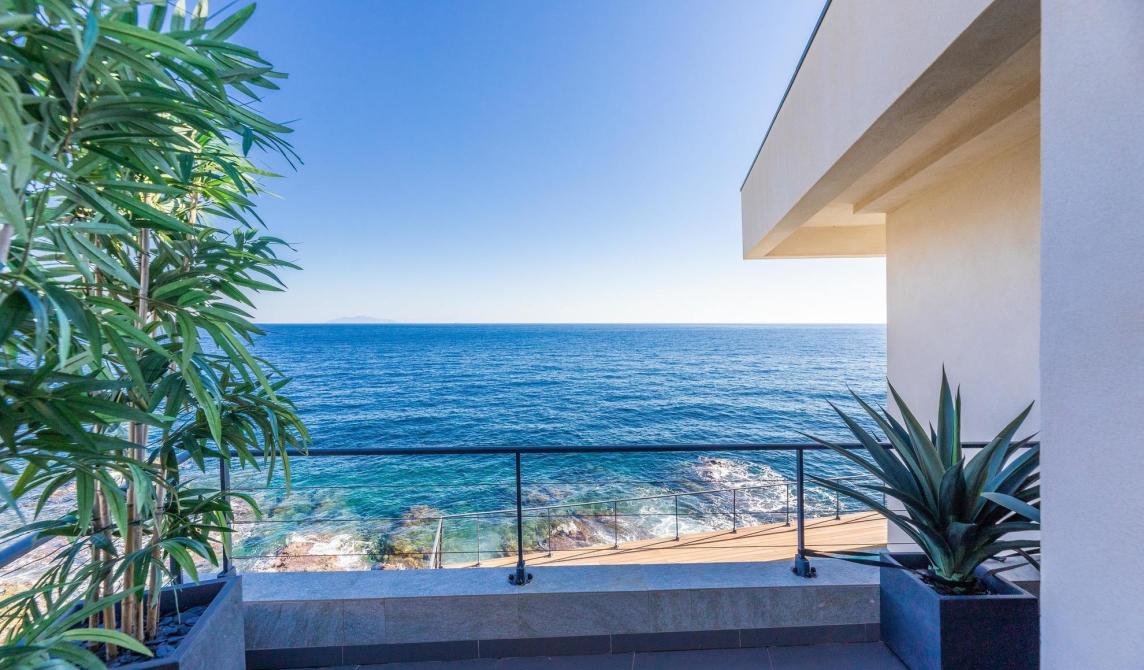 Terrasse en bois composite avec piscine de la Villa Cyrnos en Corse - Aménagement extérieur contemporain avec vue mer