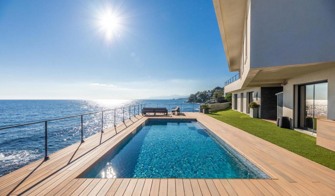 Terrasse en bois composite avec piscine de la Villa Cyrnos en Corse - Aménagement extérieur contemporain avec vue mer et montagne