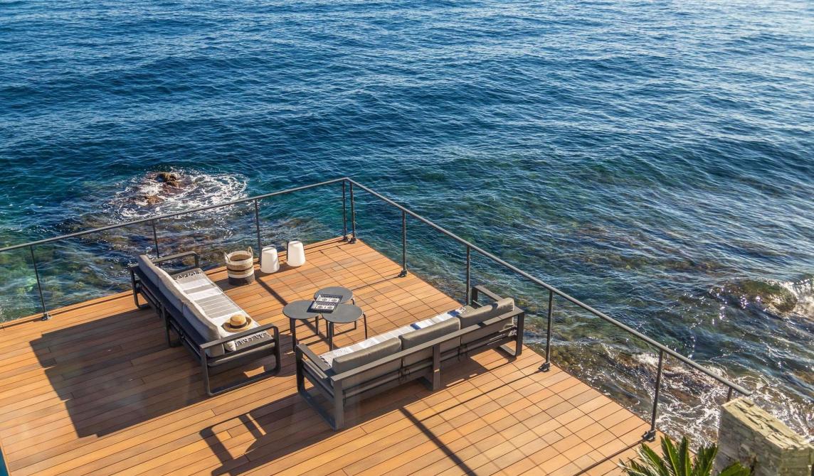 Terrasse en bois composite avec piscine de la Villa Cyrnos en Corse - Aménagement extérieur contemporain avec vue mer et montagne