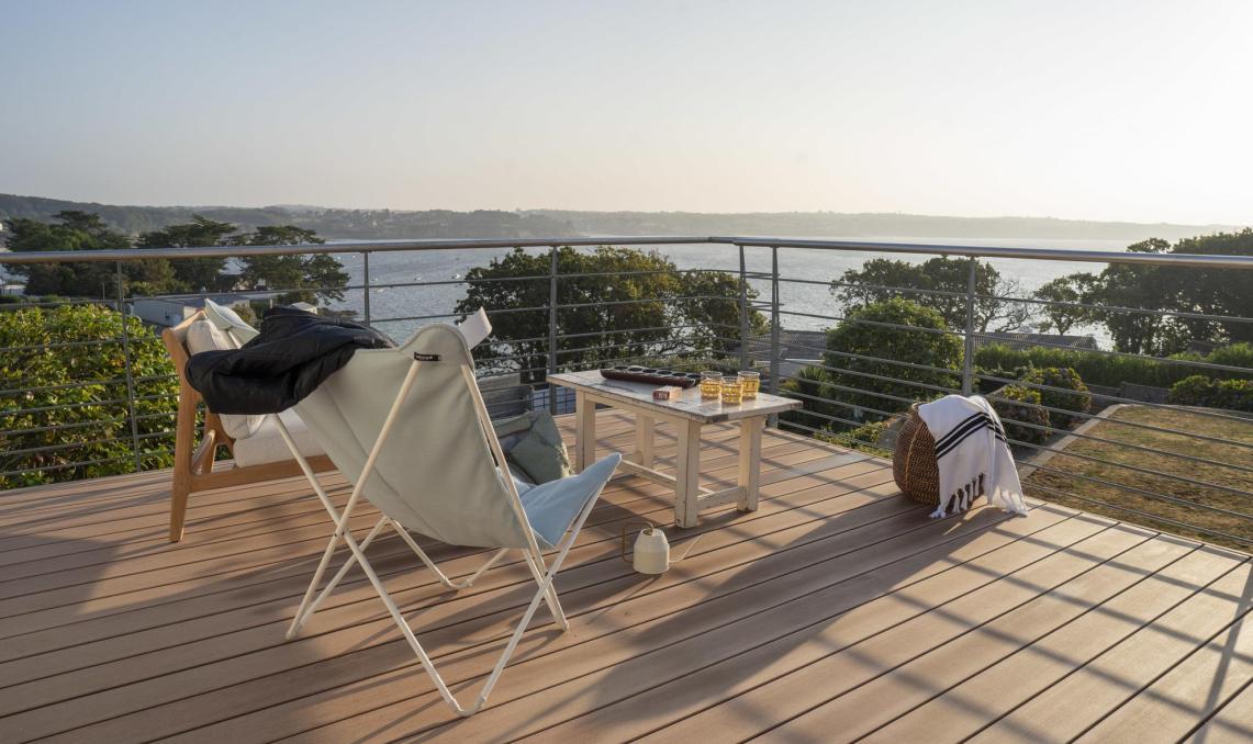 Balcon avec vue sur la mer.