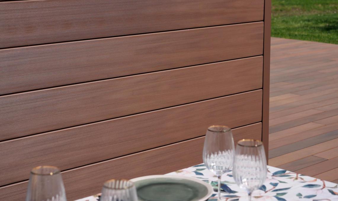 Table avec du Bardage Atmosphère 175 Brun Soleil Silvadec