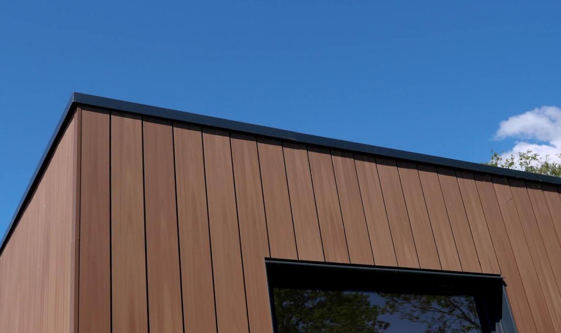 Facade Bardage Atmosphère 175 Brun Soleil avec ciel bleu