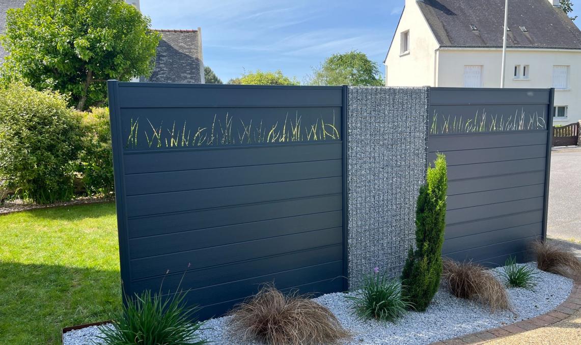 Clôture composite gris anthracite jardin résidentiel