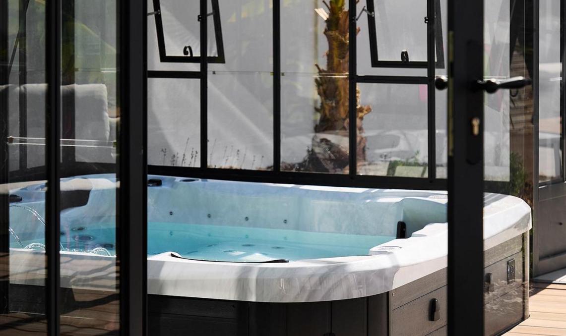 Pool-house contemporain à bardage bois cintré et terrasse composite Nuances Ipé, réalisation O'xygen Paysagist