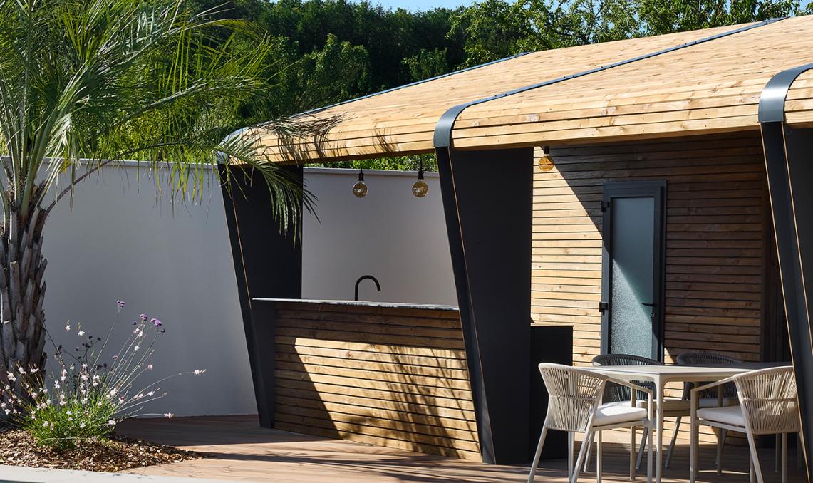 Pool-house contemporain à bardage bois cintré et terrasse composite Nuances Ipé, réalisation O'xygen Paysagist