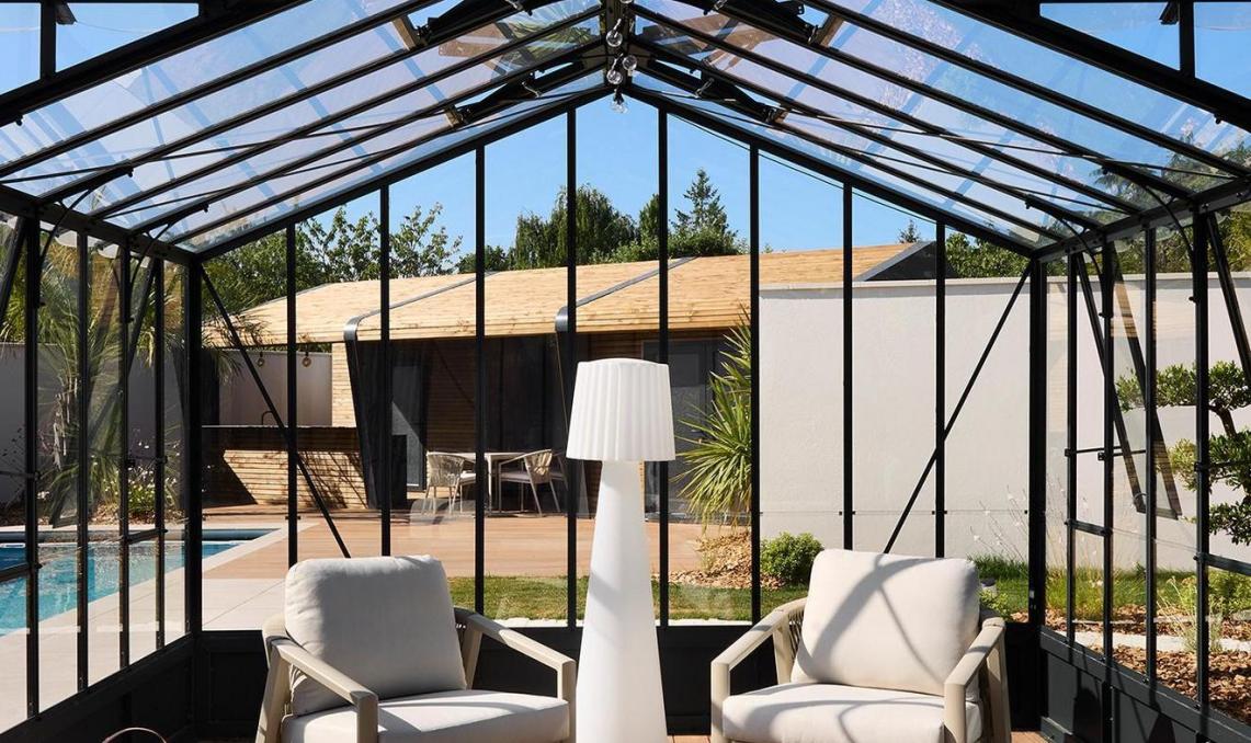 Espace spa sous vérandah à structure métallique noire, plancher en lames composite Nuances Ipé Silvadec