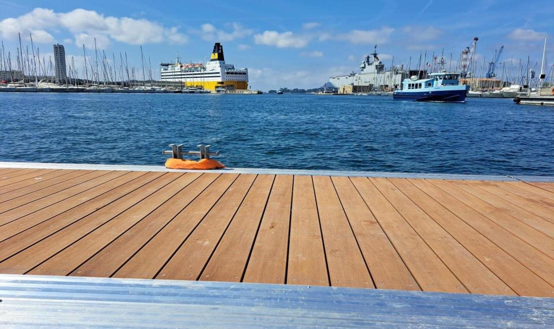 Pontons en lames Silvadec Atmosphère brun lima Port de Toulon
