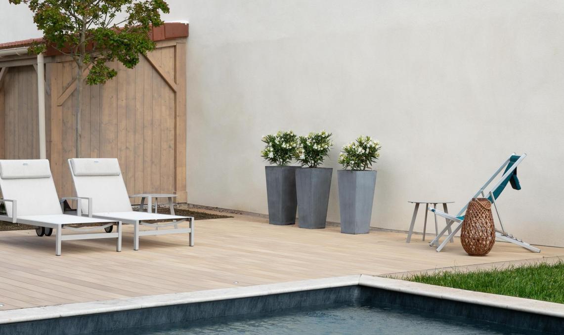 Terrasse composite Nuances Chêne clair avec plantes décoratives et piscine
