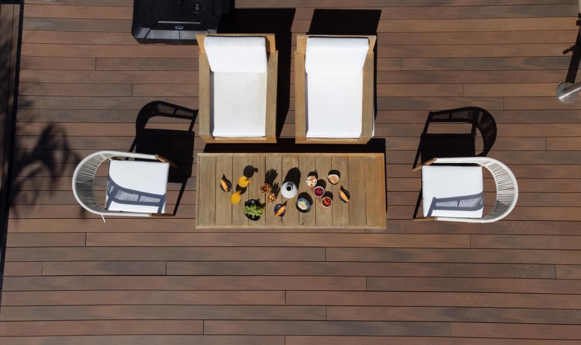 Terrasse en composite Nuances Ipé avec salon bas extérieur, Villa des Oliviers en Bretagne