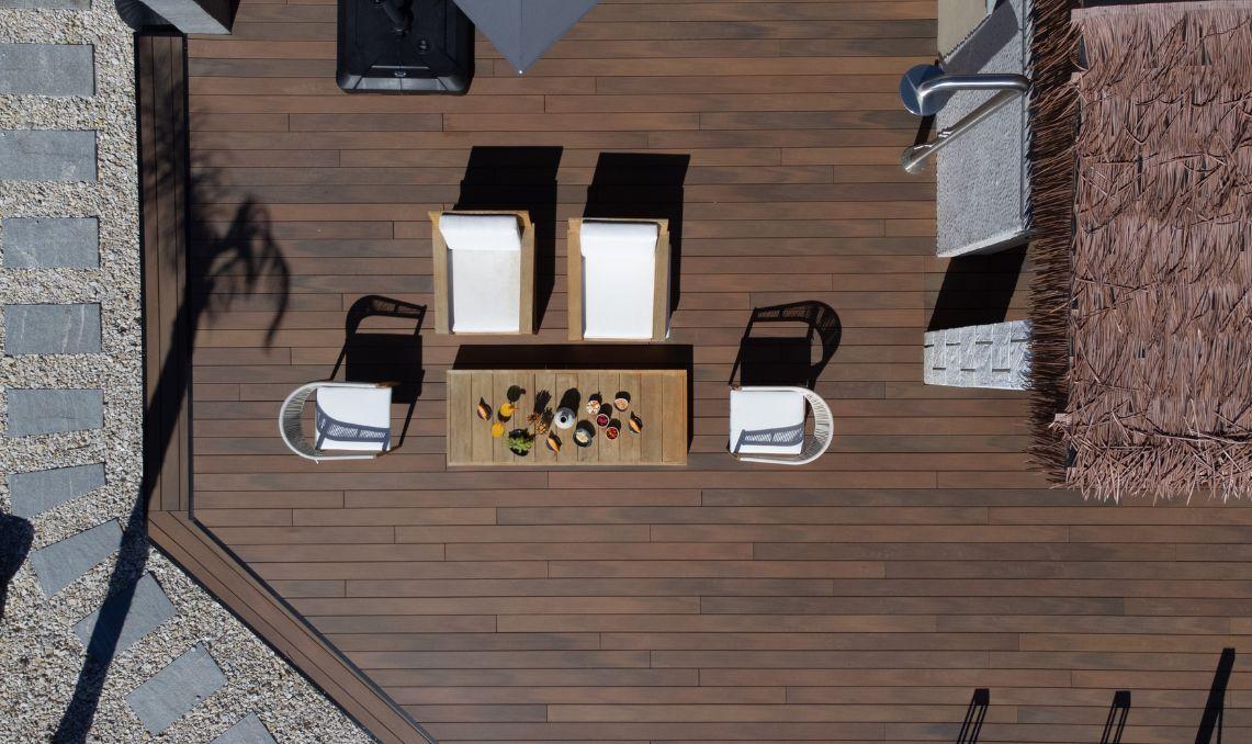 Terrasse en composite Nuances Ipé avec salon extérieur, Villa des Oliviers en Bretagn