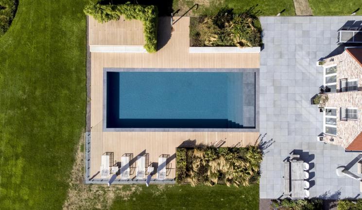 vue aérienne d'une grande terrasse Silvadec Elégance Structurée d'une maison aux Pays-Bas