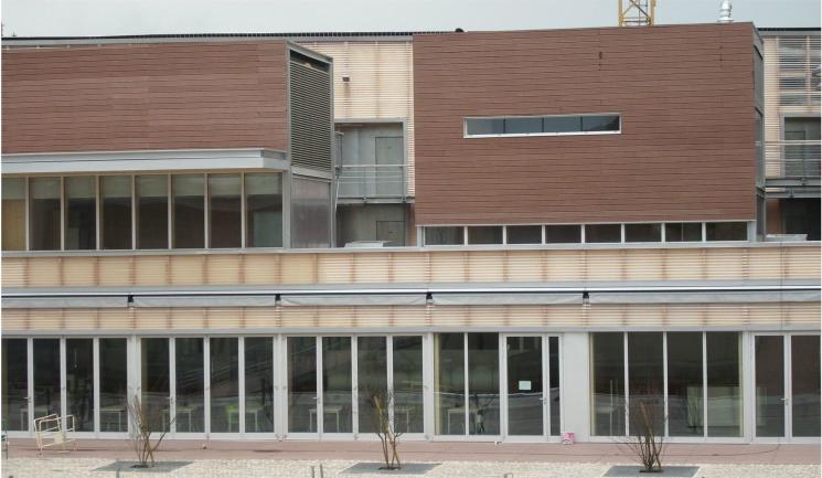 Campus universitaire de Troyes avec bardage en lames de terrasse Silvadec Élégance structurées coloris Brun Exotique